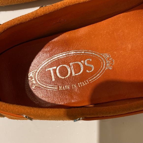 Always a favorite Tods Round Toe slip on. Good preowned condition - Picture 3 of 8
